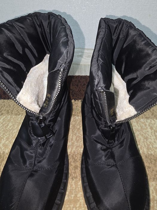 Продам угги зимние, очень тёплые в идеальном состоянии.