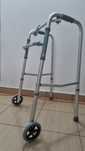 Cadru de mers pliabil cu roti frontale