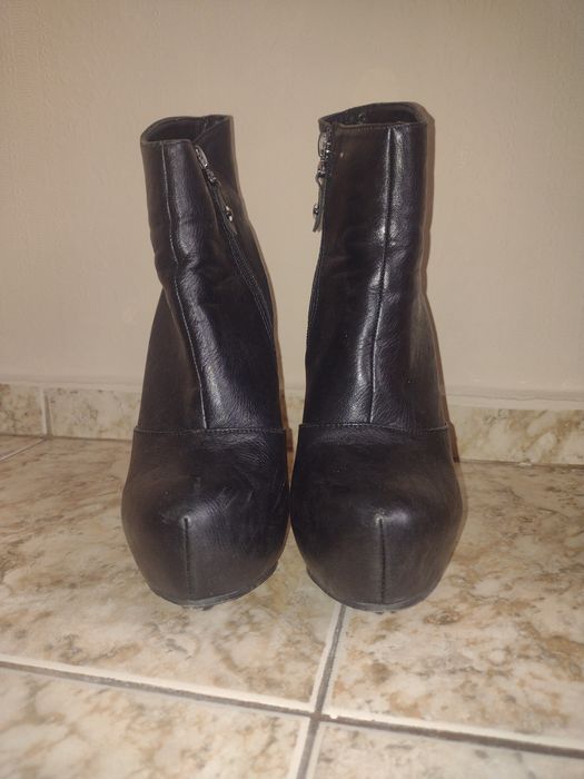 Боти с висок ток