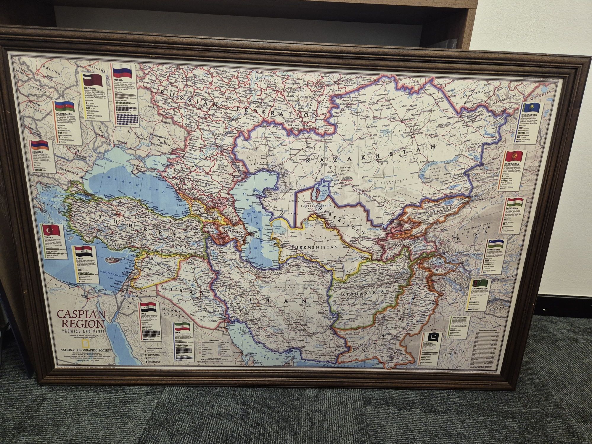 Карта мира для офиса в рамке.