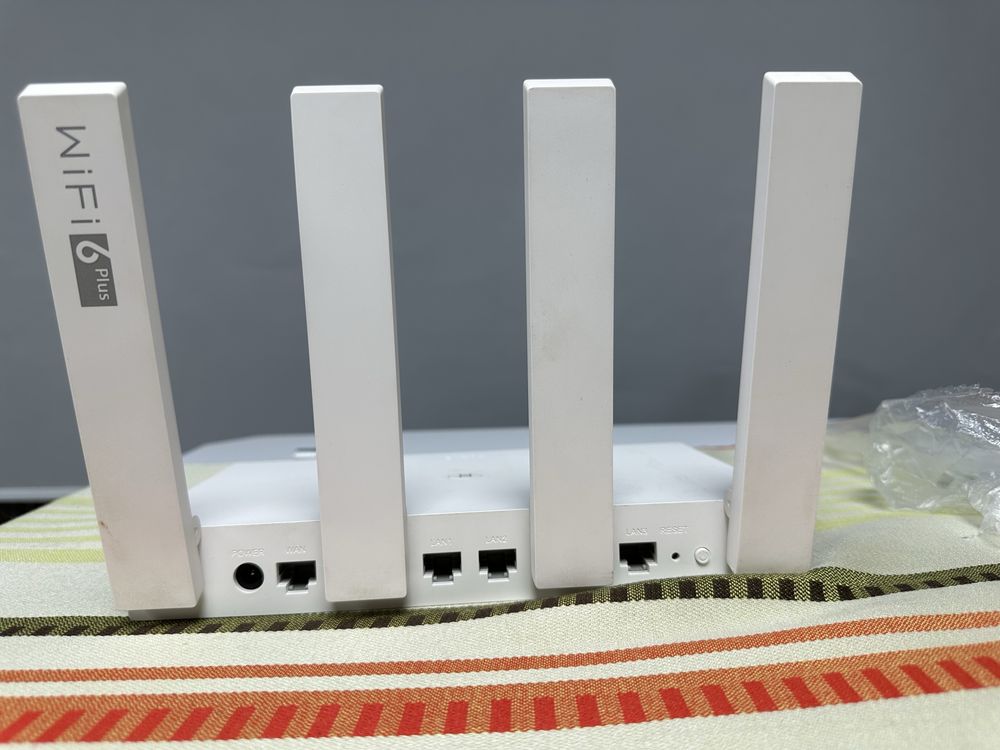 Продам роутер от компаний Huawei WS7100