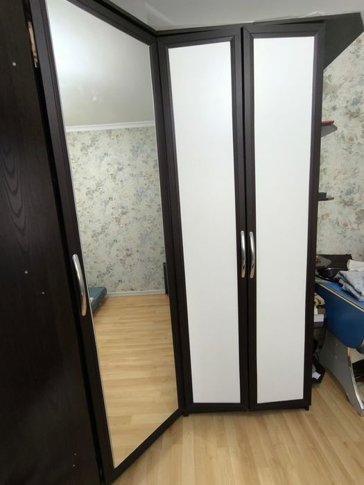 Продам шкаф плательный угловой  недорого, состояние идеальное