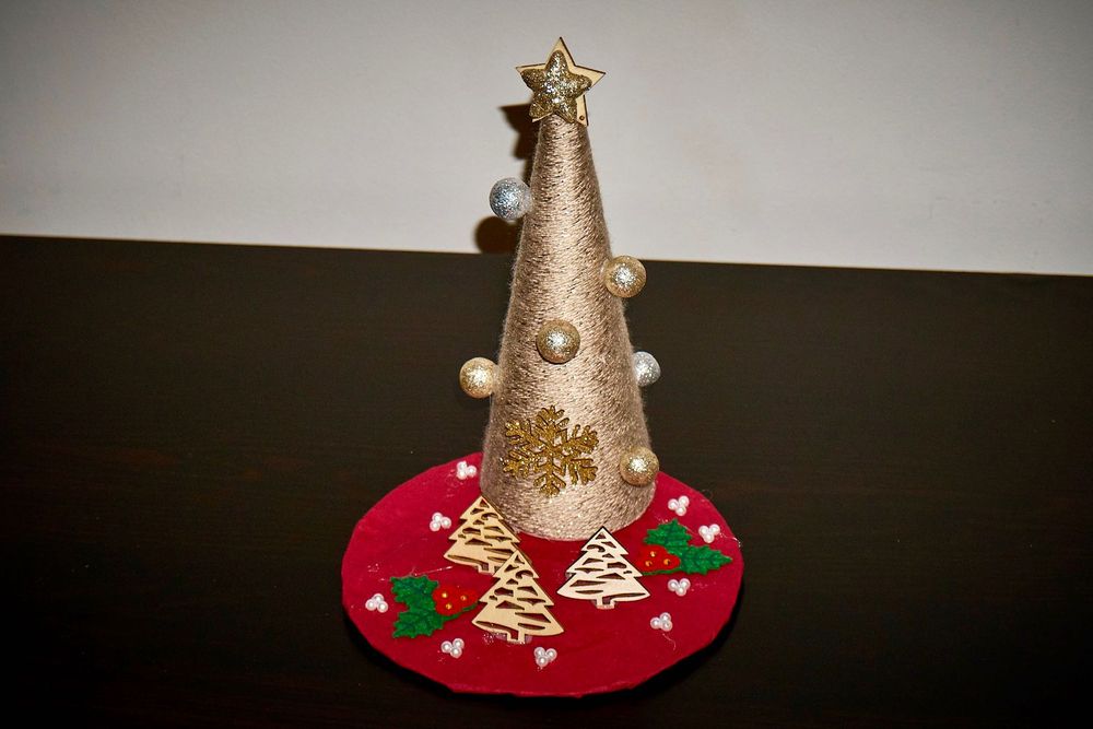 Golden Joy Tree – Decorațiune handmade de Crăciun