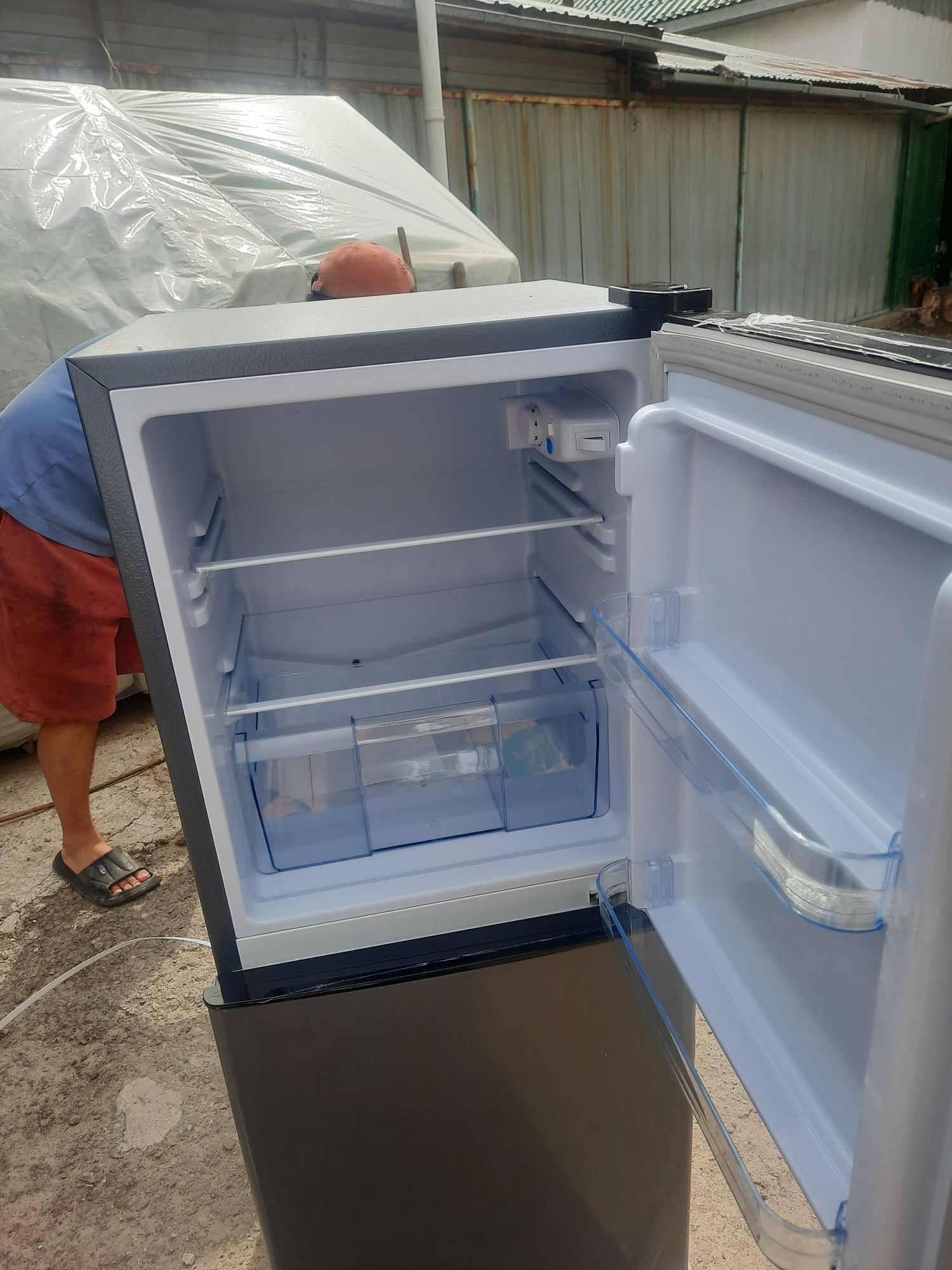 Холодильник новый не большой