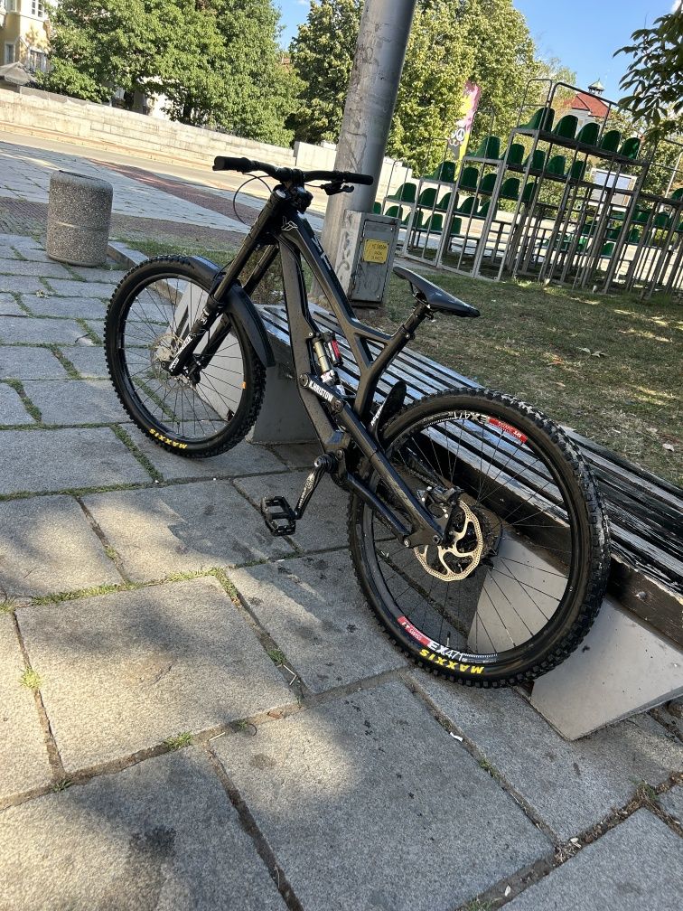 YT TUES CF Pro 27,5 колело , dh , велосипед