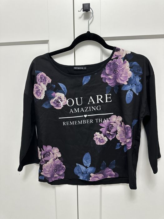 Тънка блузка с цветя