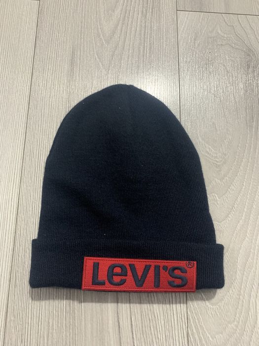 vând căciula levis