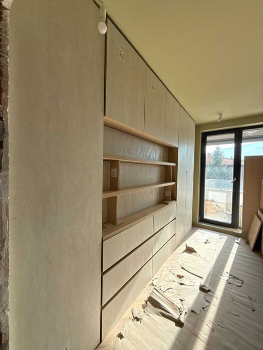 Гардероб-скрин с чекмеджета