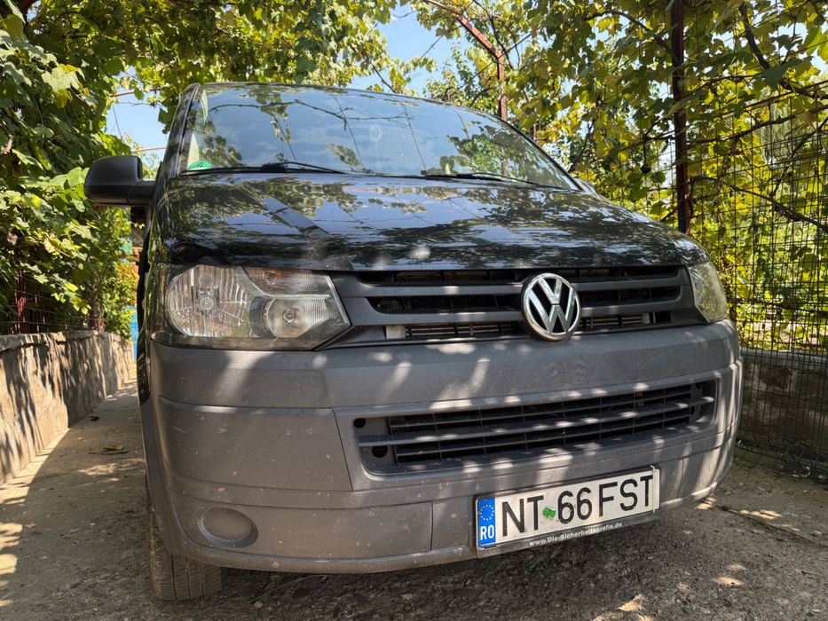 Dubă neagră Volkswagen T5 2011
