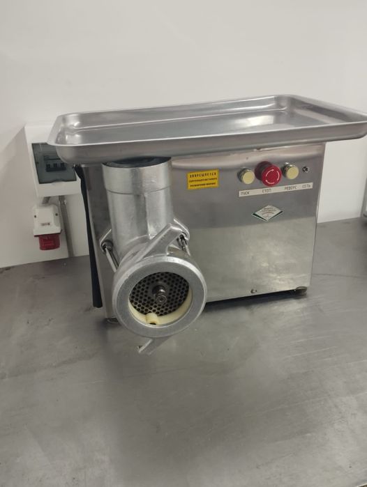 Продам электрическую мясорубку