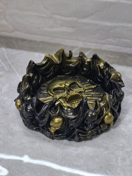 Пепелници с черепи и скелети