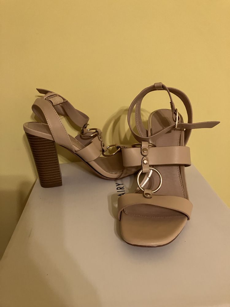 Sandale cu toc 38