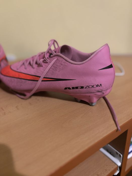 Бутонки Nike и Adidas