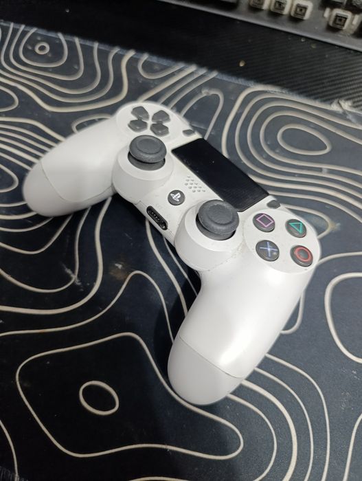 Продавам джойстик за PS4