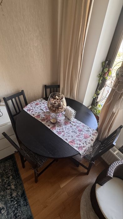 Vand masa extensibila Ikea cu 4 scaune din lemn mahon