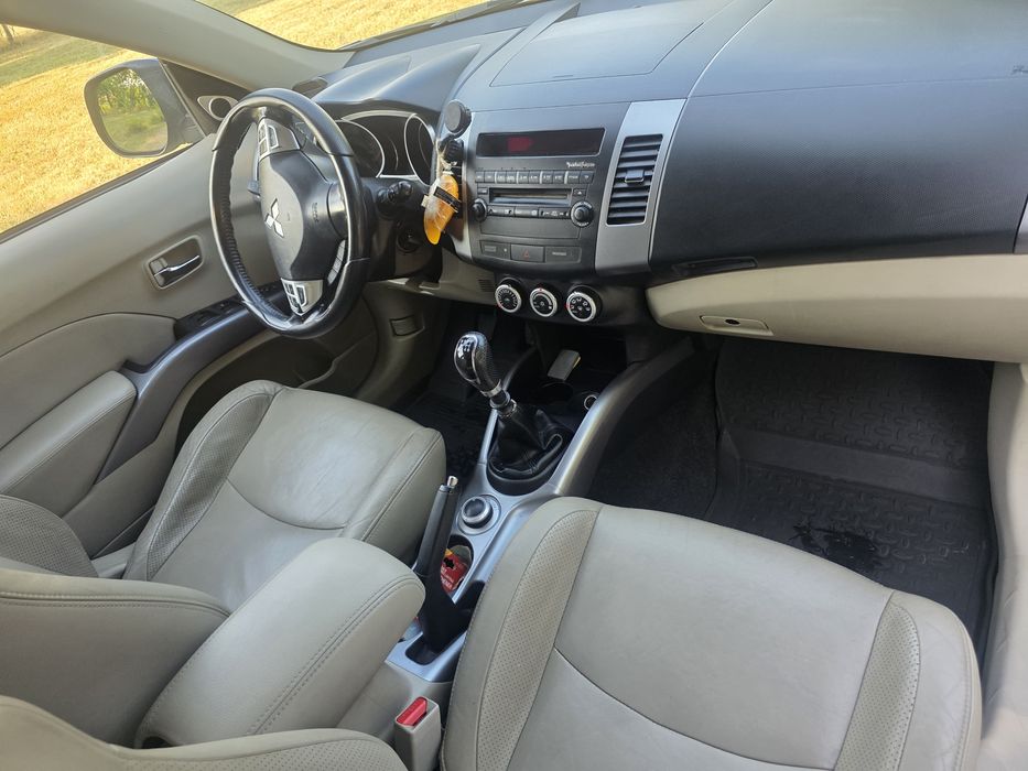 Mitsubishi outlander numai 2 propretar