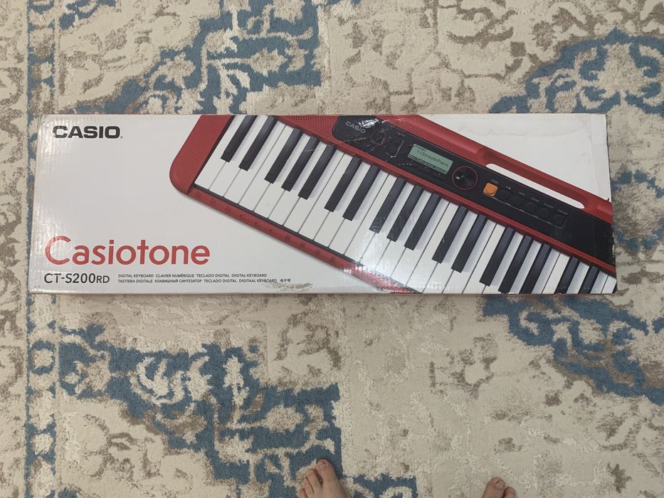 Синтезатор в отличном состянии новый с документами и коробкой