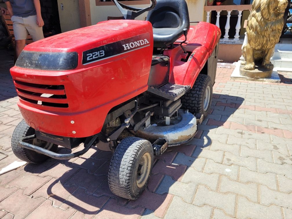 Vând tractoras 2213