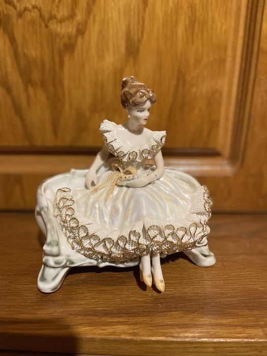 Bibelou de o sebit o doamna pe canapea