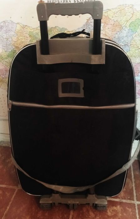 Куфар голям с дръжка на колела