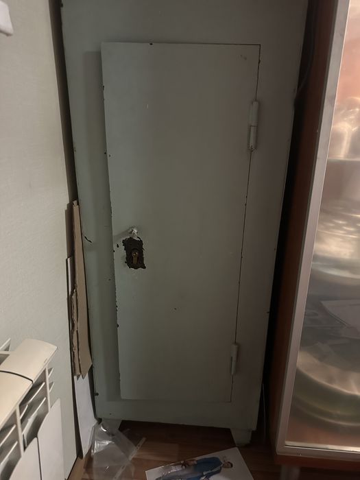 Продаем сейф металический