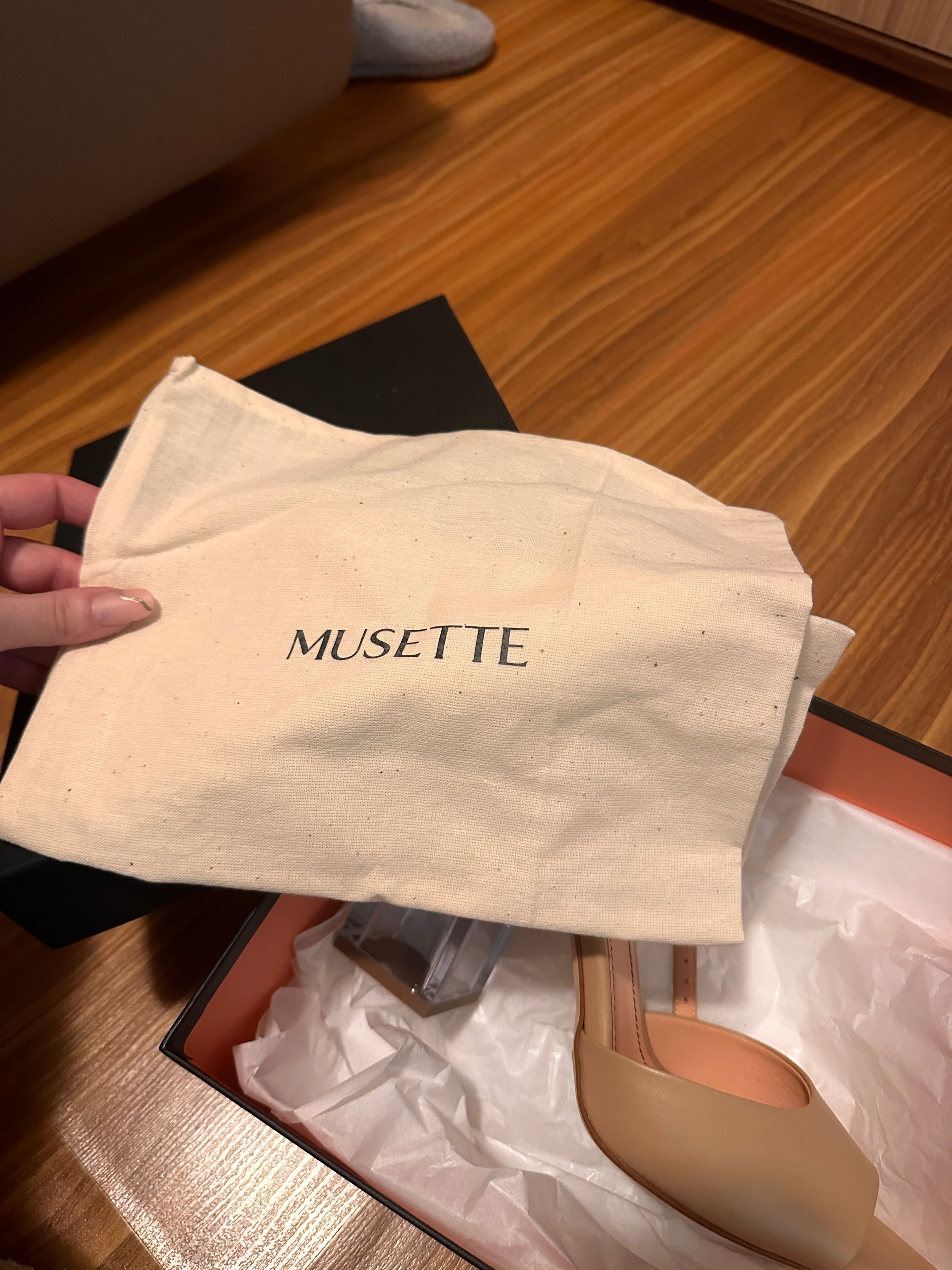 Pantofi Musette. Număr 37, piele naturală, culoare bej.