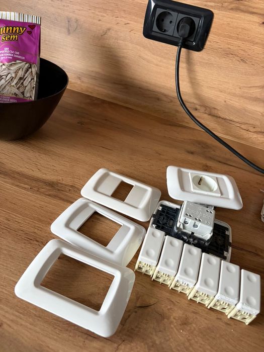 Vand doua prize si trei intrerupatoare