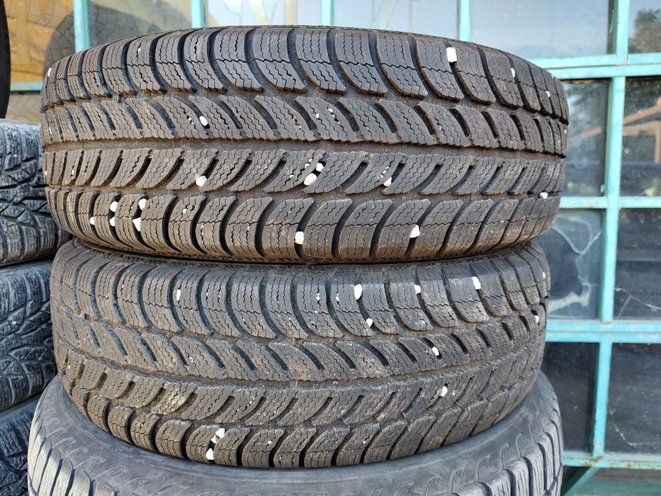 Продавам 2 зимни гуми 185/65/15 Debica