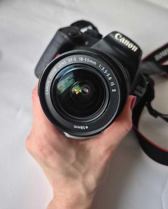 Canon 1200D + accesorii: (obiectiv 18-55mm si gentuta)