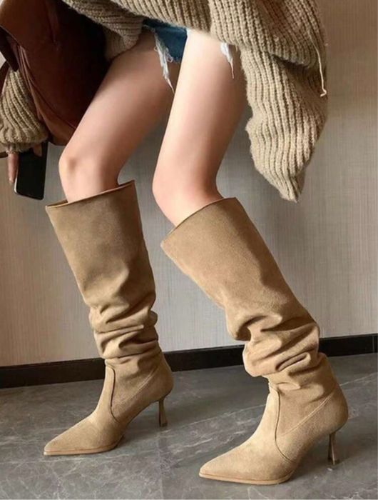 Бежави ботуши с ток