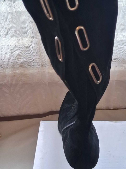 Черни ботуши за празника нови.