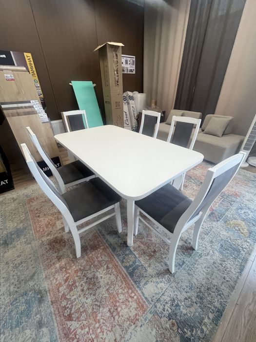 Деревянные стол со стульями