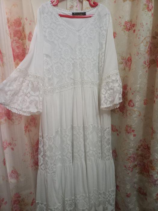 Белое кружевное платье