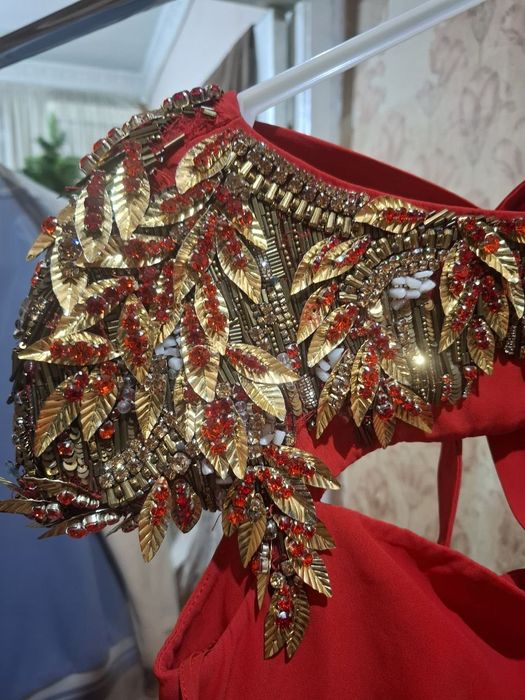 Вечернее платье М один раз надевали