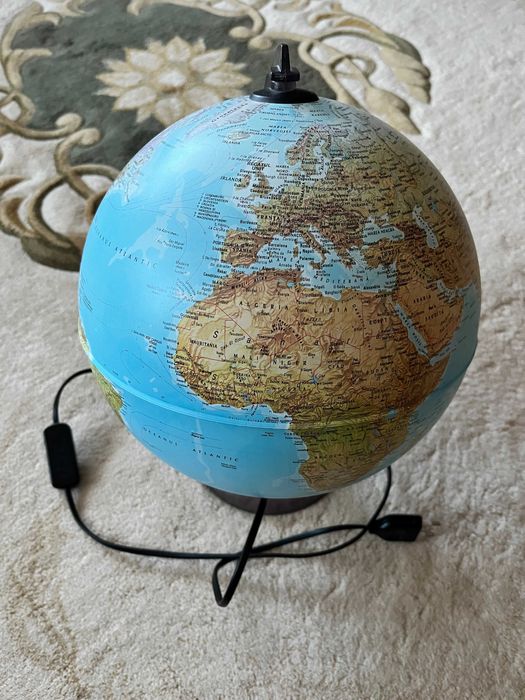 Vand glob geografic iluminat