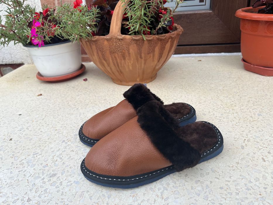 2 perechi de Papuci de casă din blană naturală ovină