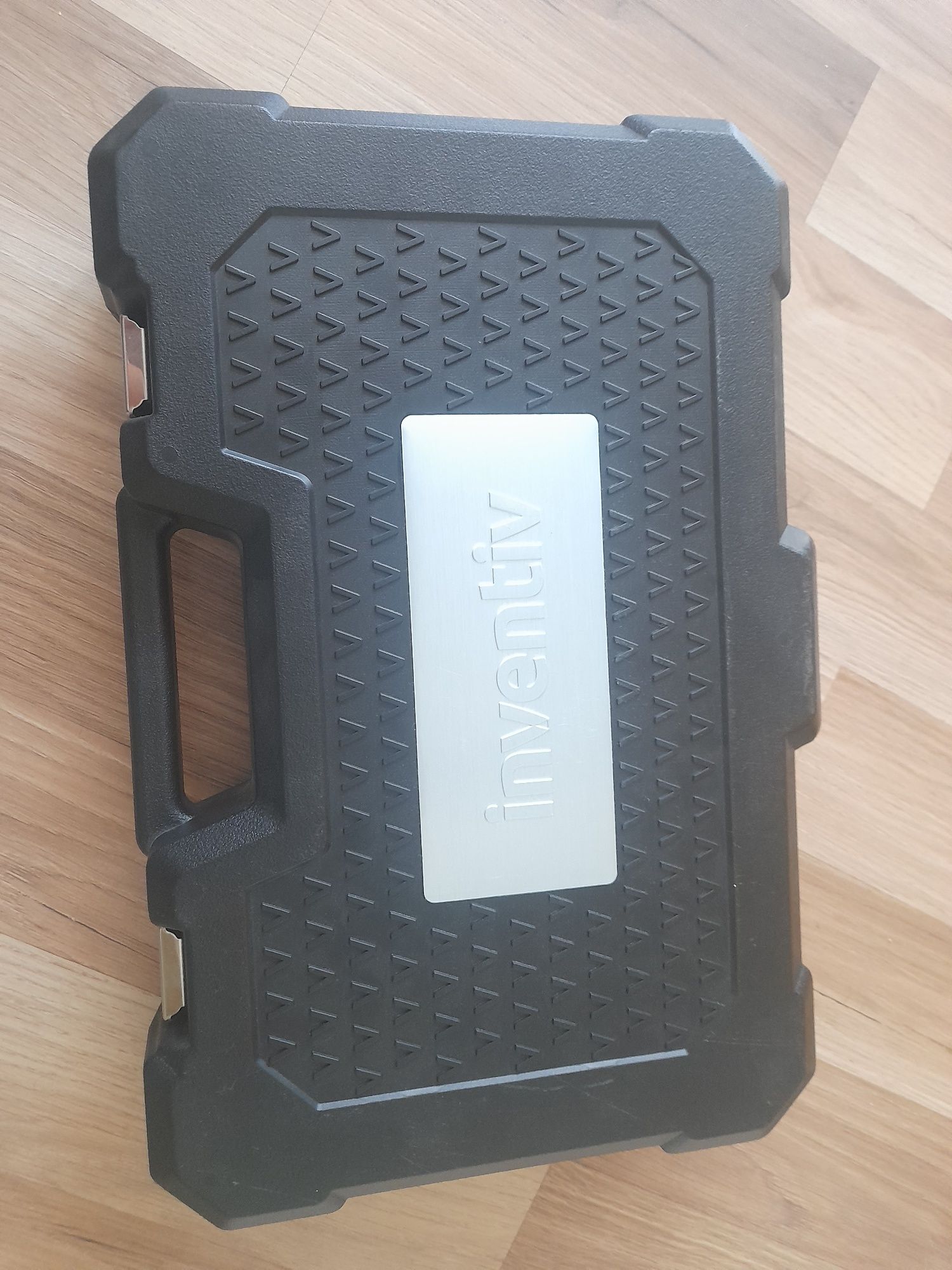 Кутия с инструменти inventiv