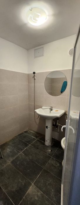 Apartament decomandat Piața centrala  etaj 1/7 la 1400 lei.