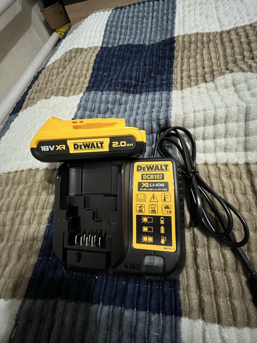 Зарядное устройство ибатарея  деволт