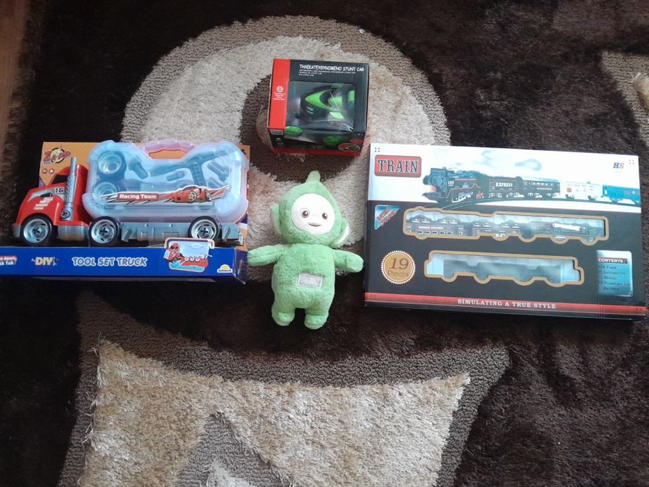 Carucior pliabil și jucarii