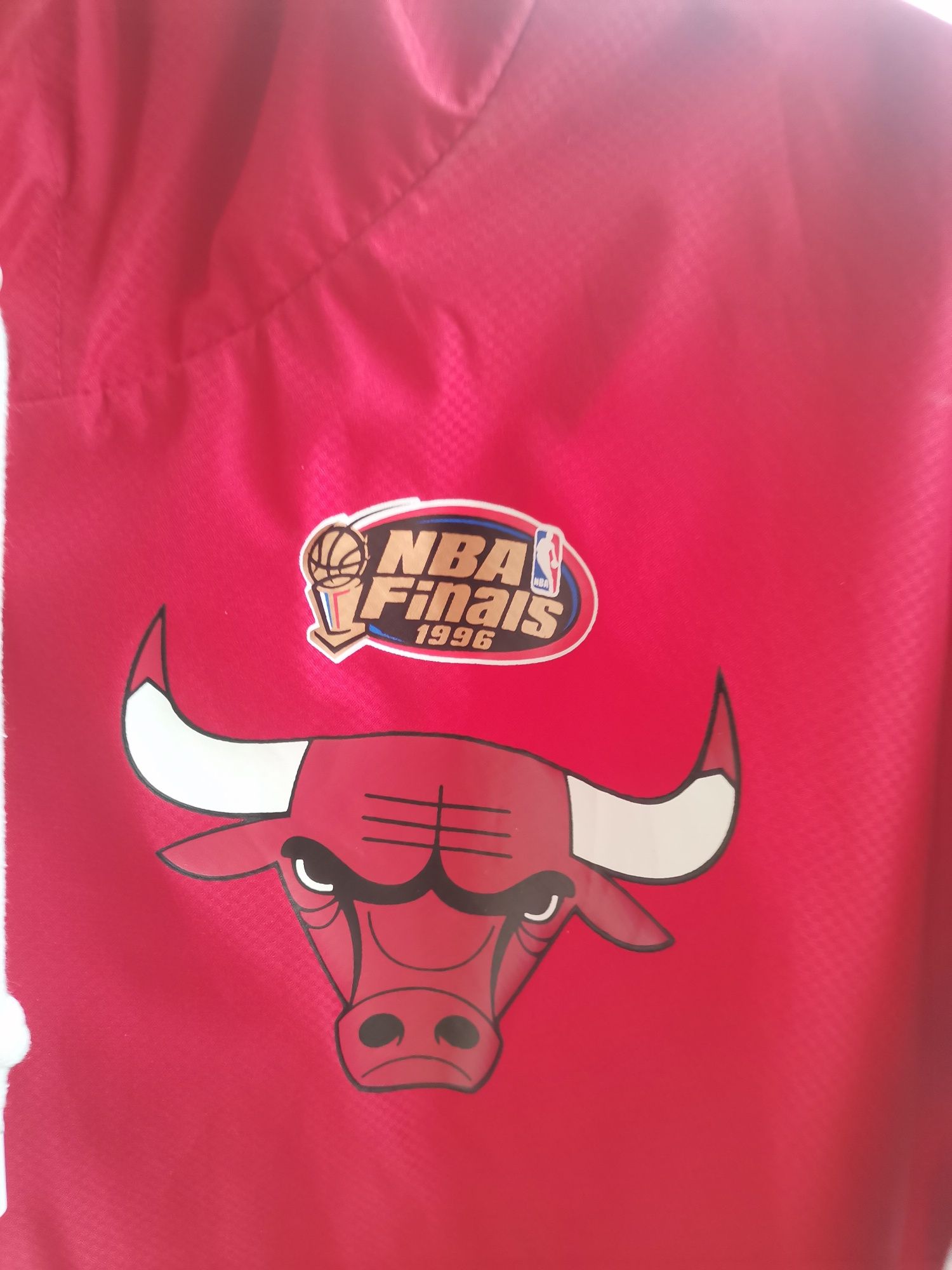 Спортно яке тип ветровка на Chicago Bulls