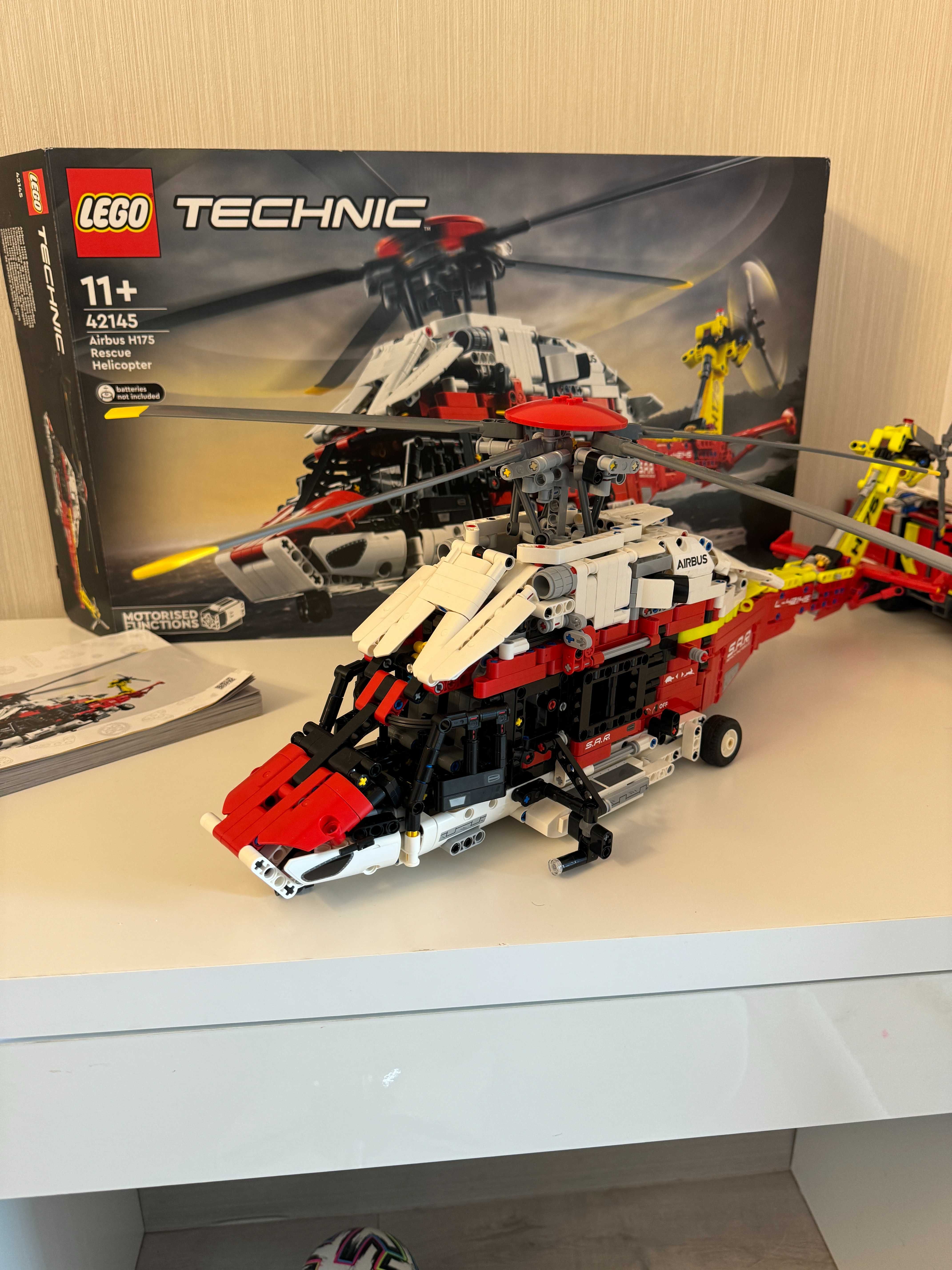 LEGO Technic - Elicopter de salvare Airbus H175 42145, 2001 piese