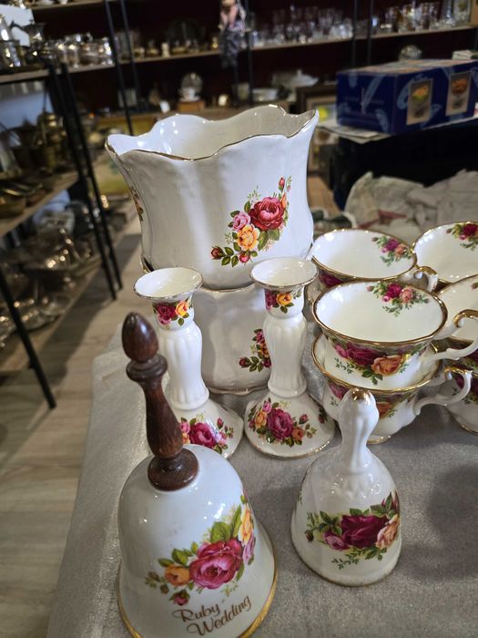 Royal Albert Old Country Rouses  - Колекционерски порцелан !