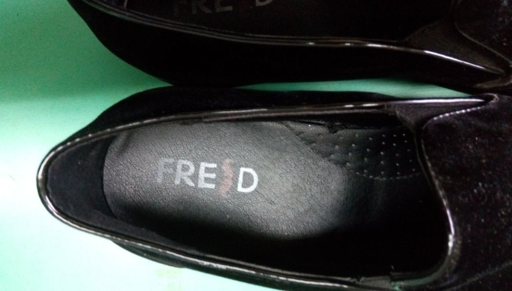 Дамски черни обувки с апликации Fred