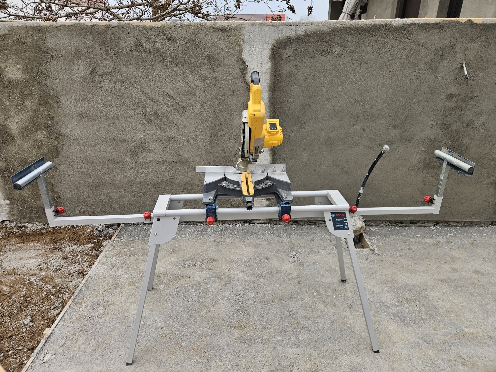 Fierastrau circular dewalt dcs777 cu masa bosch professional gta2600