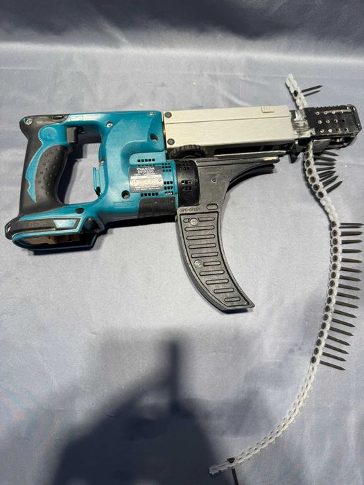 Makita DFR550 + 9.000 șuruburi 40mm – autofiletant cu bandă