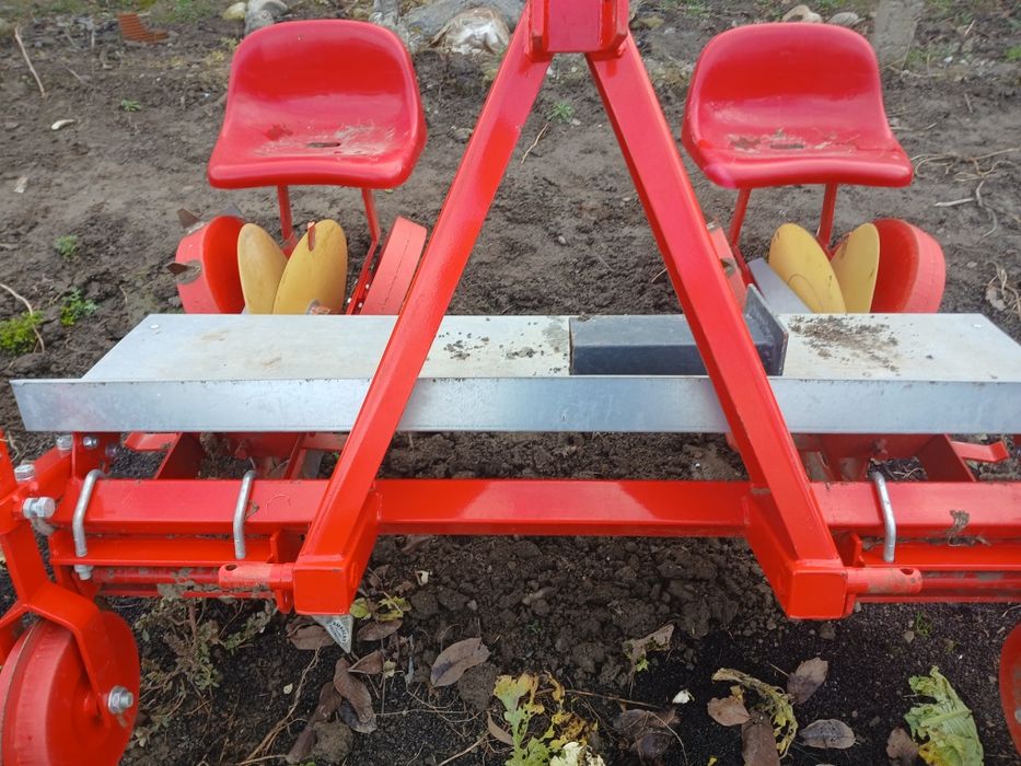 Vând plantator rasaduri în stare foarte buna ,Garoafa vn