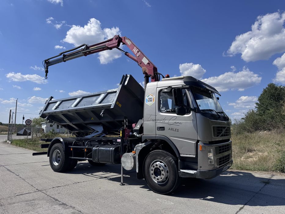 Camion basculabil si macara Volvo