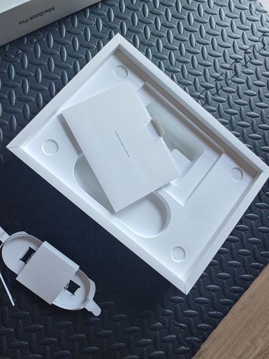 Кутия от MacBook Pro 14 inch M1 Pro chip 16GB