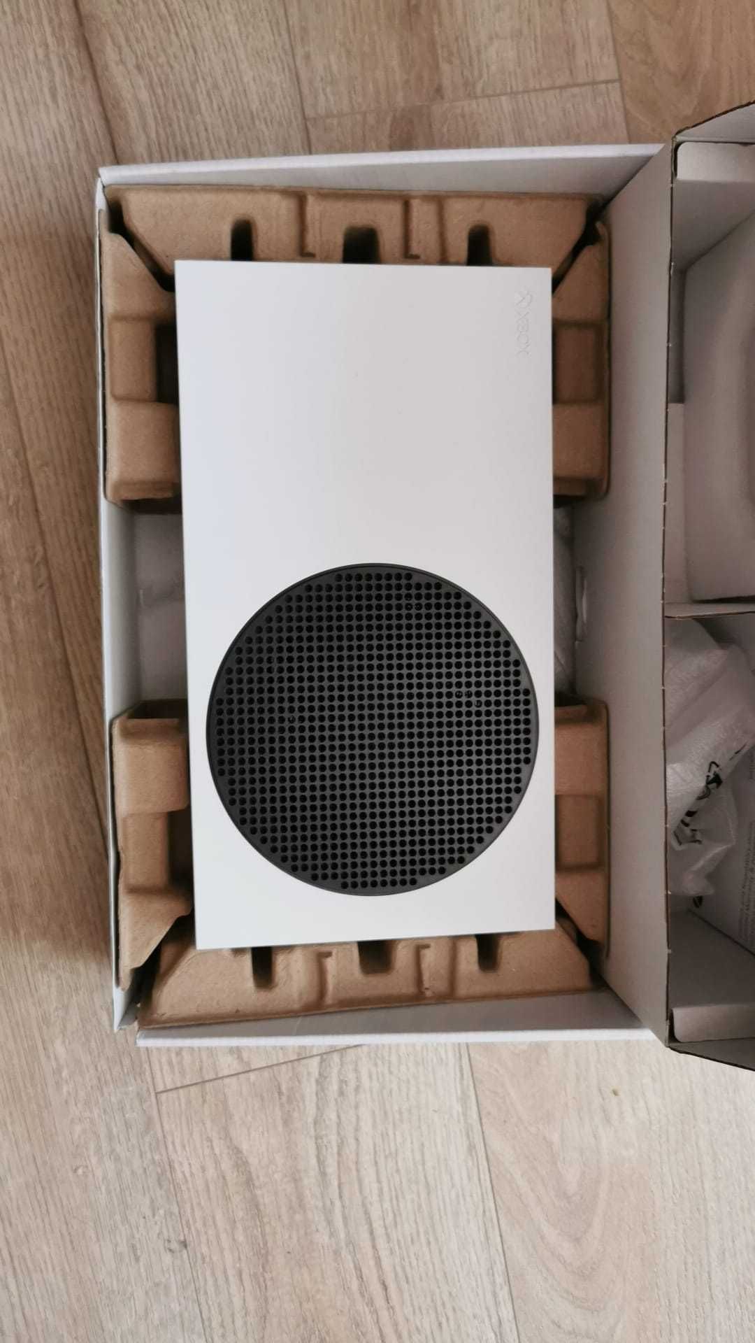 Xbox Series S 512 GB, cu două controllere.